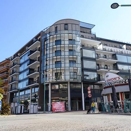 Appartement Tout Equipe Centre Ville Menton Bagian luar foto